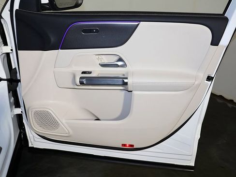 Used 2022 Mercedes-Benz GLB 250 4MATIC image 34