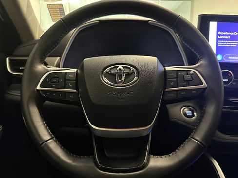 Certified 2024 Toyota Highlander XLE image 11
