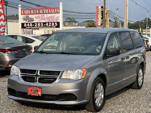 Used 2019 Dodge Grand Caravan SE w/ UConnect Hands-Free Group FWD image 3