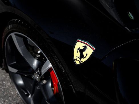 Used 2022 Ferrari SF90 Spider image 15