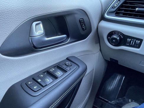 Used 2024 Chrysler Pacifica Touring-L image 27