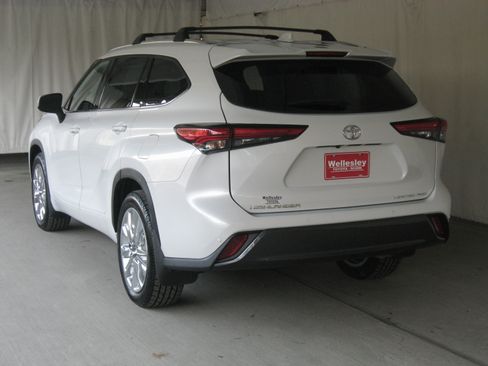 Used 2023 Toyota Highlander Limited image 28