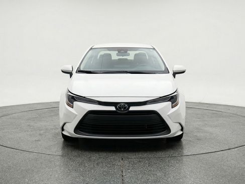 Used 2025 Toyota Corolla LE FWD image 2