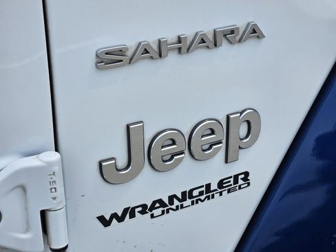 Used 2018 Jeep Wrangler Unlimited Sahara AWD/4WD image 16