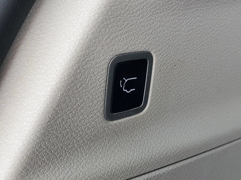 Used 2024 Chrysler Pacifica Touring-L FWD image 27