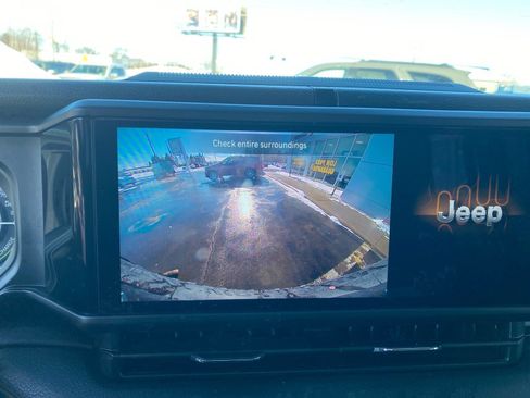 Used 2025 Jeep Wrangler Willys image 14