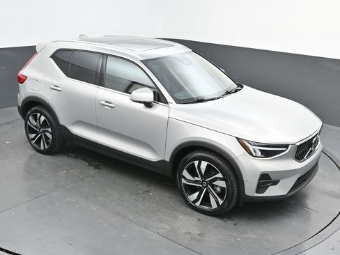 Certified 2025 Volvo XC40 B5 Plus image 31