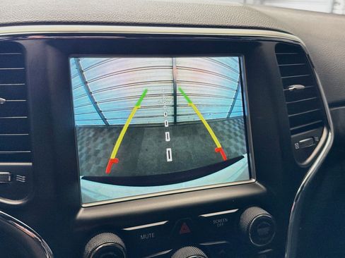 Used 2018 Jeep Grand Cherokee Altitude RWD image 16