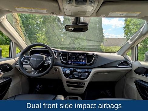 Used 2023 Chrysler Pacifica Touring-L FWD image 13