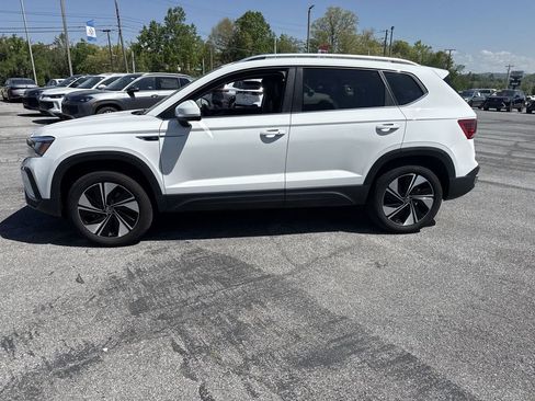 Used 2024 Volkswagen Taos SE w/ Panoramic Sunroof Package AWD/4WD image 3