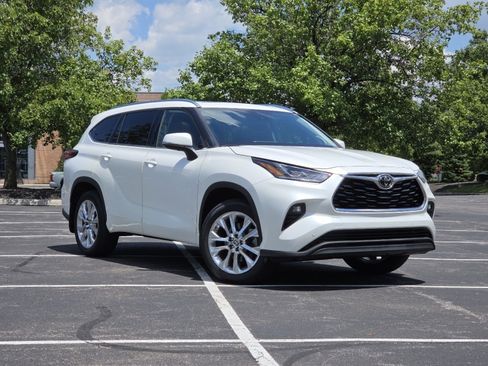 Used 2020 Toyota Highlander Limited AWD/4WD image 2