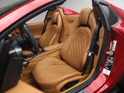 Certified 2023 Ferrari 812 GTS RWD image 15