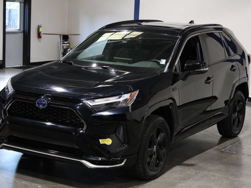 Used 2022 Toyota RAV4 SE w/ Weather & Moonroof Package AWD/4WD image 9