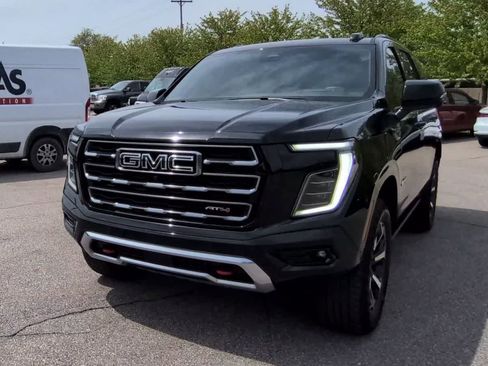 Used 2025 GMC Yukon AT4 w/ AT4 Premium Plus Package AWD/4WD image 4