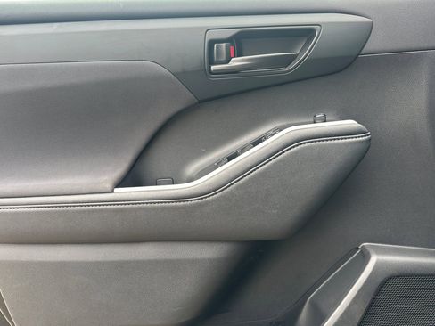 Certified 2024 Toyota Highlander LE image 12