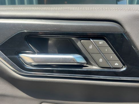 Used 2025 GMC Yukon XL Denali AWD/4WD image 23