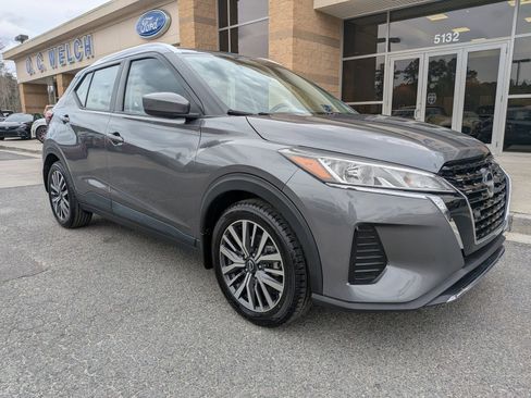 Used 2022 Nissan Kicks SV image 2