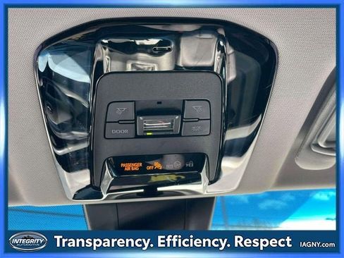 Used 2023 Toyota Venza LE AWD/4WD image 30