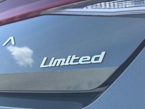 Used 2025 Hyundai Elantra Limited FWD image 18