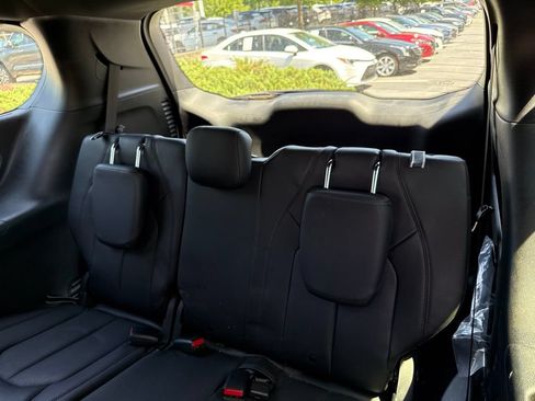 Used 2020 Chrysler Pacifica Touring-L FWD image 11