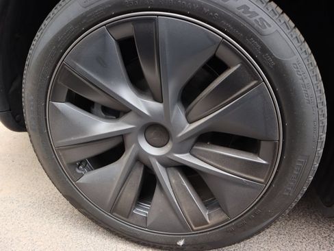 Used 2024 Tesla Model Y 2WD image 14