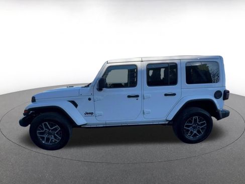 Used 2025 Jeep Wrangler Sahara image 9