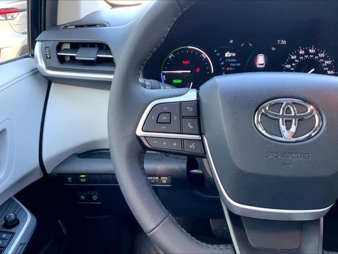 Used 2026 Toyota Sienna XLE FWD image 24