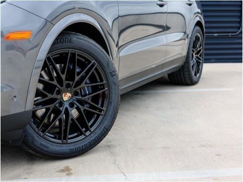 Certified 2025 Porsche Cayenne Coupe image 12