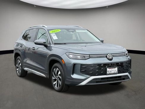 Used 2025 Volkswagen Tiguan S FWD image 1