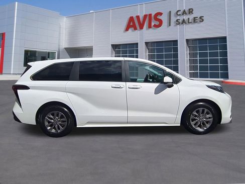 Used 2025 Toyota Sienna LE image 5