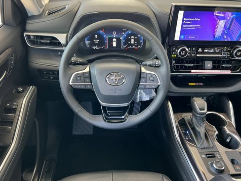 New 2026 Toyota Highlander Platinum AWD/4WD image 17