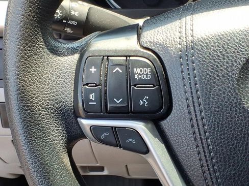 Used 2019 Toyota Highlander LE AWD/4WD image 19