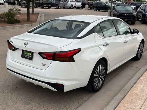 Used 2025 Nissan Altima 2.5 SV FWD image 8