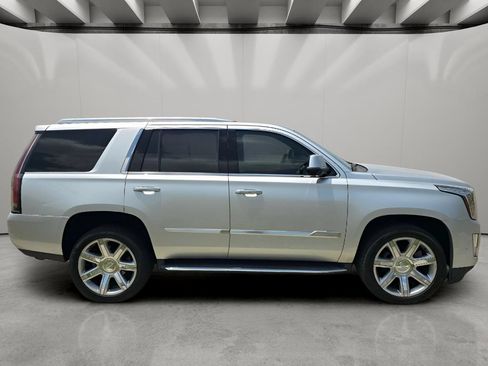 Used 2019 Cadillac Escalade Luxury AWD/4WD image 6