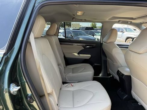 Used 2024 Toyota Highlander Limited FWD image 34