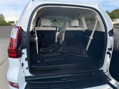 Used 2022 Lexus GX 460 Premium w/ Accessory Package AWD/4WD image 27