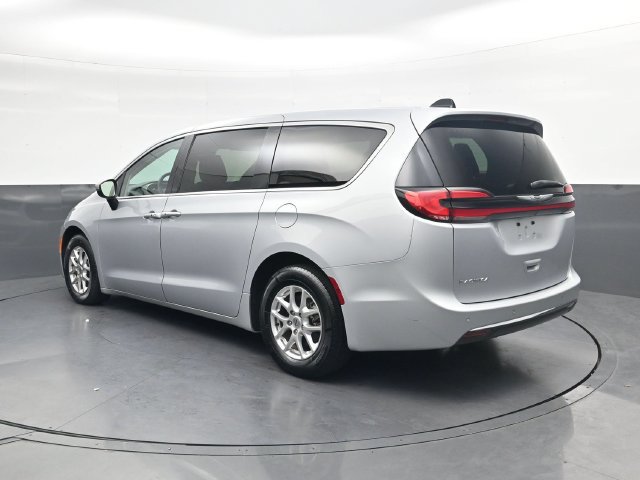 Used 2023 Chrysler Pacifica Touring-L FWD image 6
