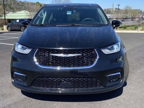 Used 2024 Chrysler Pacifica Touring-L image 8