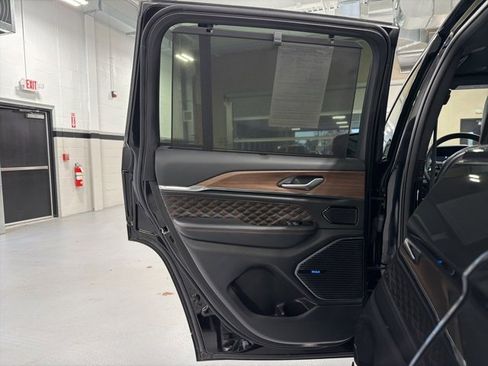 Used 2022 Jeep Grand Cherokee Summit w/ Luxury Tech Group V image 32