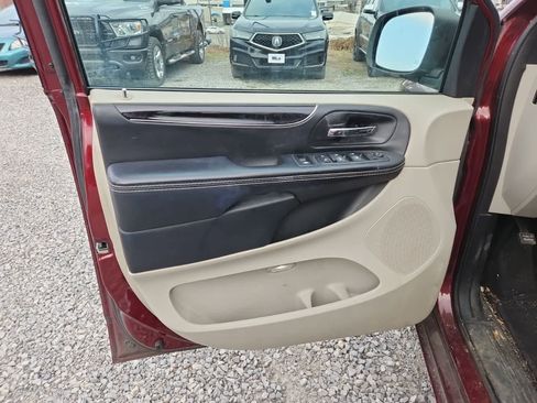 Used 2017 Dodge Grand Caravan SXT w/ Driver Convenience Group image 16