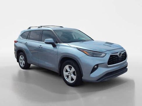 Used 2022 Toyota Highlander LE AWD/4WD image 7