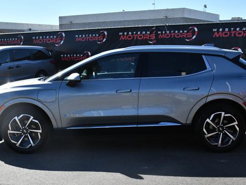 Used 2025 Chevrolet Equinox EV LT w/ Convenience Package image 4