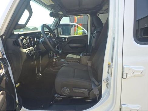 Used 2022 Jeep Gladiator Sport image 4