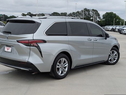 Certified 2024 Toyota Sienna Limited FWD image 5