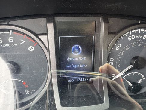 Used 2017 Toyota Tacoma TRD Off-Road w/ Tow Package (A/T) image 10