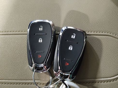 Used 2023 Chevrolet Traverse LS image 32