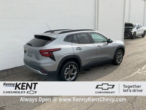 Certified 2025 Chevrolet Trax LT w/ LT Convenience Package image 4