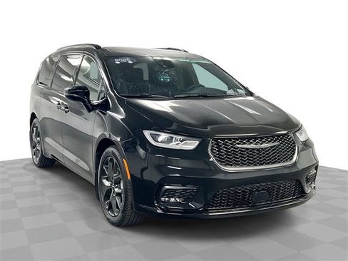 Used 2025 Chrysler Pacifica Limited w/ Trailer Tow Group image 1