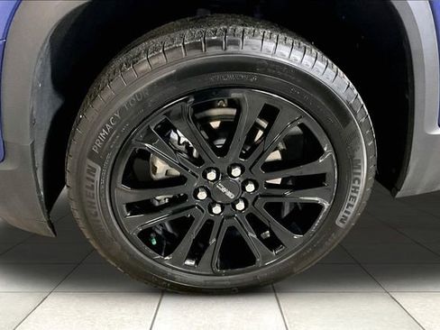 Used 2023 GMC Acadia SLE w/ Driver Convenience Package image 9