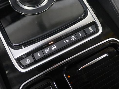 Used 2018 Jaguar F-PACE Premium image 29